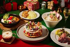 星野リゾート リゾナーレトマムのクリスマスマーケット、ファームの“牛乳瓶ランプ”飾ったツリー｜写真6