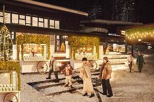 星野リゾート リゾナーレトマムのクリスマスマーケット、ファームの“牛乳瓶ランプ”飾ったツリー｜写真1