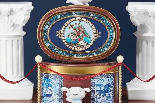 「クレヨンしんちゃん飛行機缶」シロのふわふわ人形付き！“宝石箱風”クッキー缶、羽田空港で