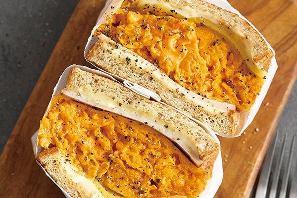 “とろふわ”極厚オムレツサンド＆濃厚チーズクリームシューなど、新宿高島屋「カフェ むにぺこ」から