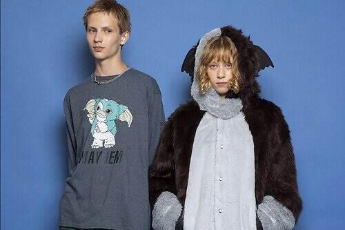 ミルクボーイ×映画『グレムリン』、“ギズモ”の耳付きふわふわコート＆アシンメトリーシャツ