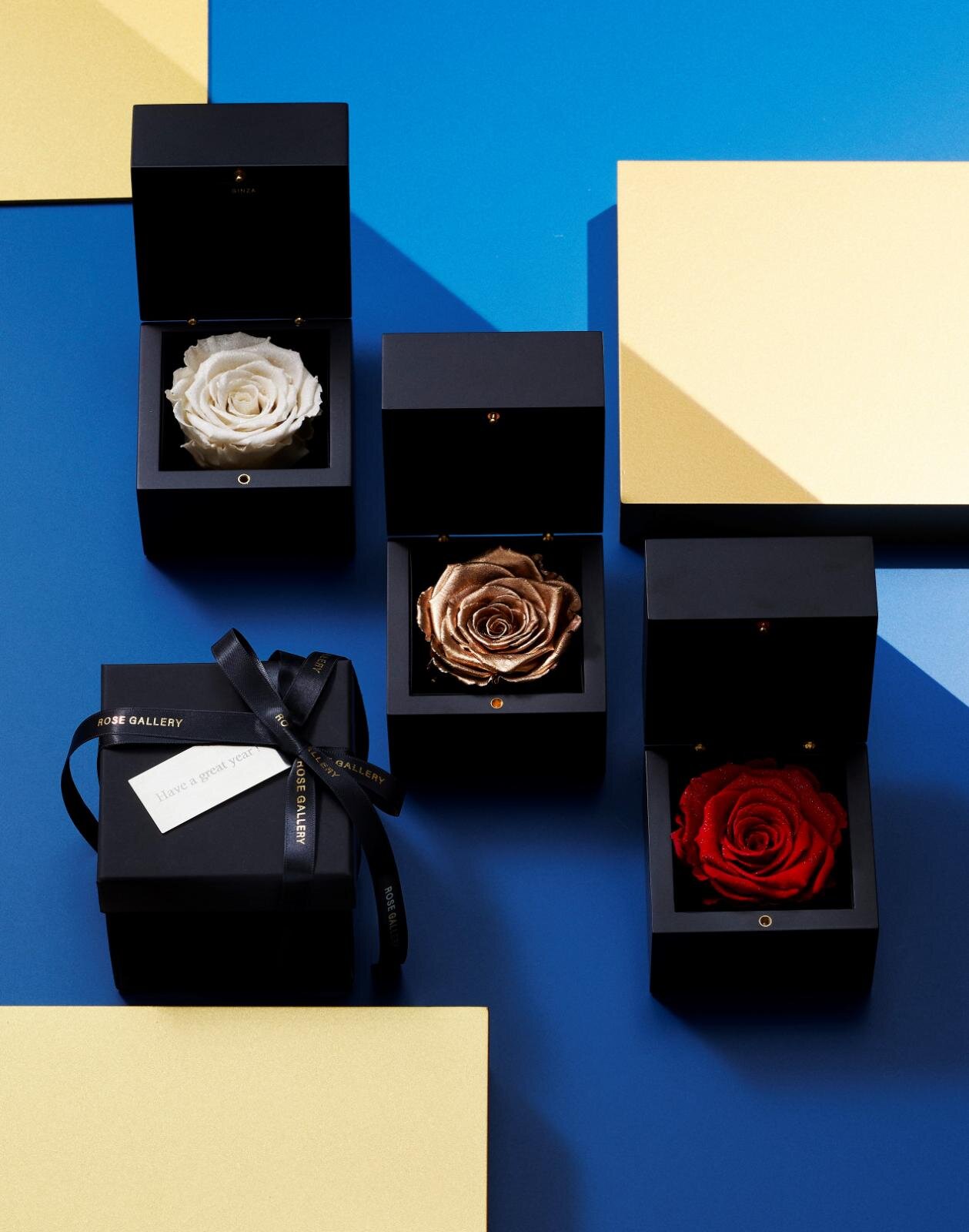 「ローズ ギャラリー」ダイヤモンドローズ(M) 14,300円、刻印プレート 3,300円〜 ※刻印プレートは虎ノ門ヒルズ限定