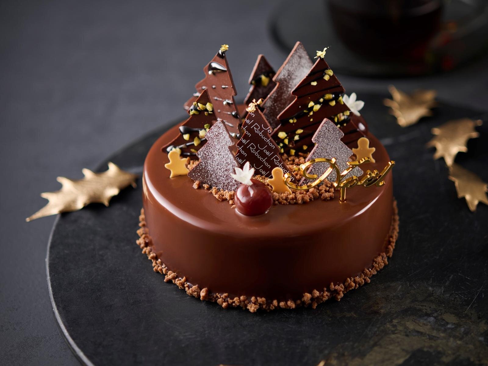 「LE CAFÉ LA BOUTIQUE de Joël Robuchon」サパン ド ノエル ショコラ ピスターシュ(3~4人用 / 直径12×高さ12cm) 6,900円 予約期間：10月20日(月)〜12月17日(水) 当日販売期間：12月20日(土)〜12月25日(木) ※数量限定・事前予約推奨