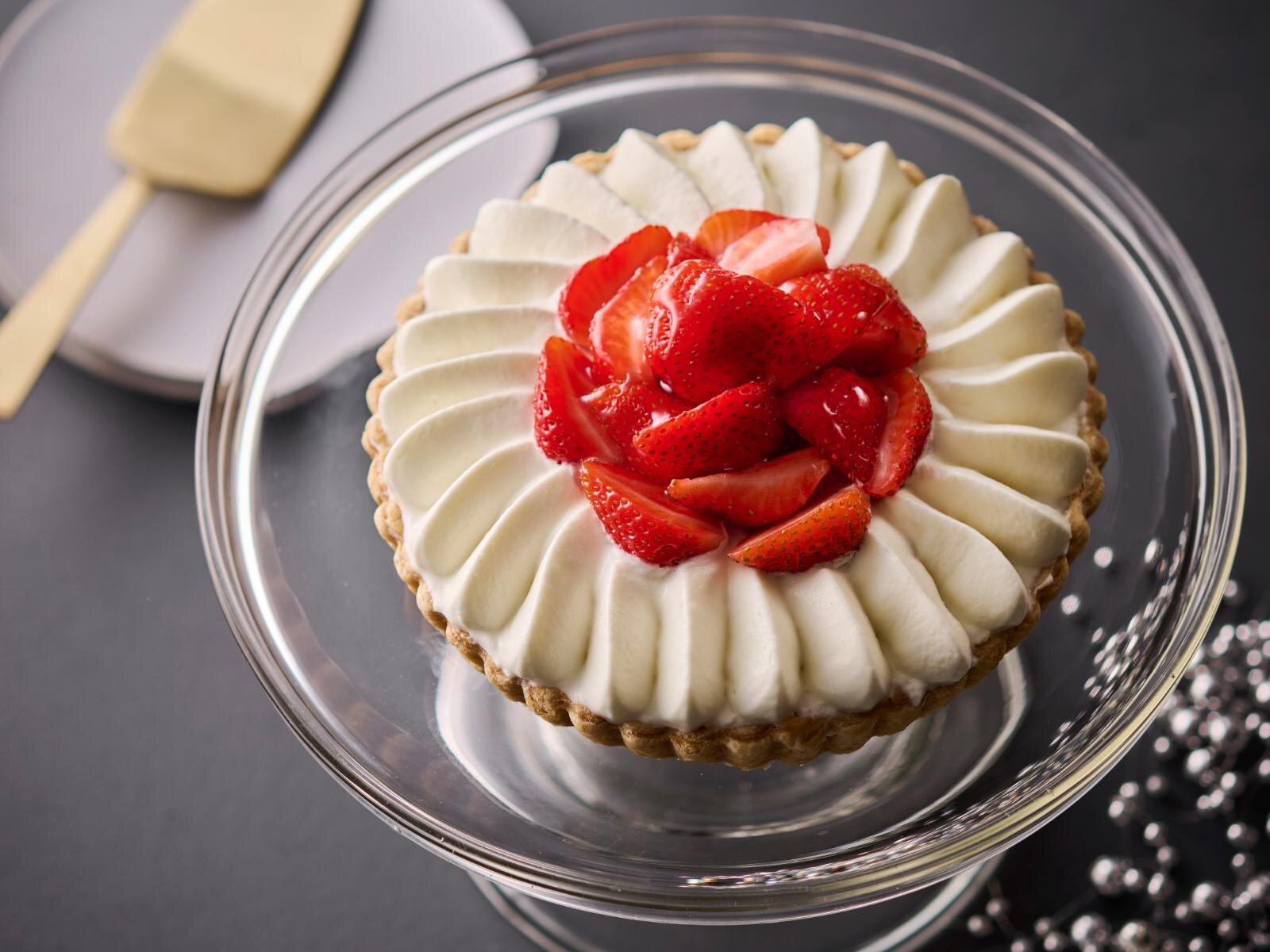 「AM STRAM GRAM」イチゴのクリスマスタルト (3~4人用 / 直径15cm)5,200円、(6~8人用 / 直径21cm)10,500円
予約期間：10月22日(水)〜12月17日(水) ※要予約・数量限定