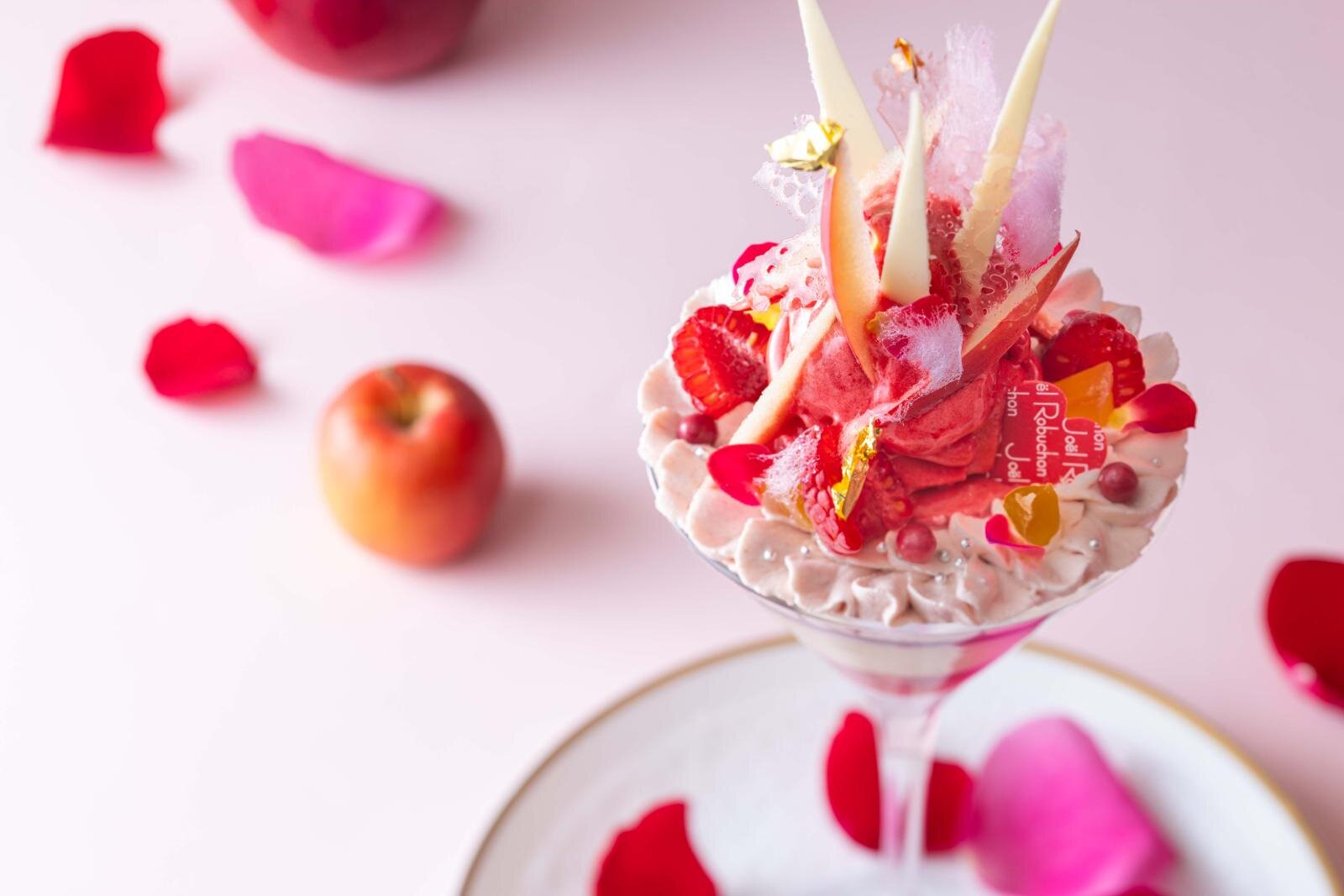 「マリー・アントワネット ティーのパフェ ドレスのイメージで」 2,900円 ※紅茶「ヴェルサイユ ローズヌーヴォー 2025」付き