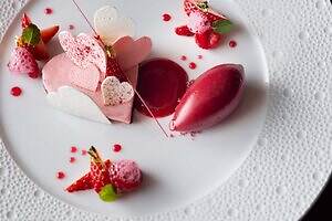 ル カフェ ドゥ ジョエル・ロブションから”マリー・アントワネットのドレス風”パフェ＆バラの紅茶｜写真2