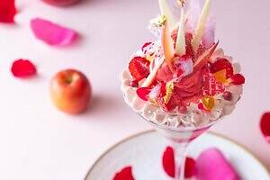 ル カフェ ドゥ ジョエル・ロブションから”マリー・アントワネットのドレス風”パフェ＆バラの紅茶