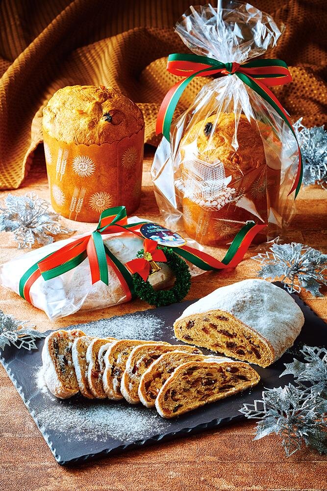 前から)シュトーレン(約22cm) 2,900円、パネトーネ(直経約10cm) 920円