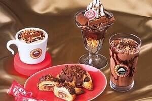 サンマルクカフェ「キットカット」コラボ、丸ごとキットカット乗せチョコクロ＆“チョコ尽くし”パフェ