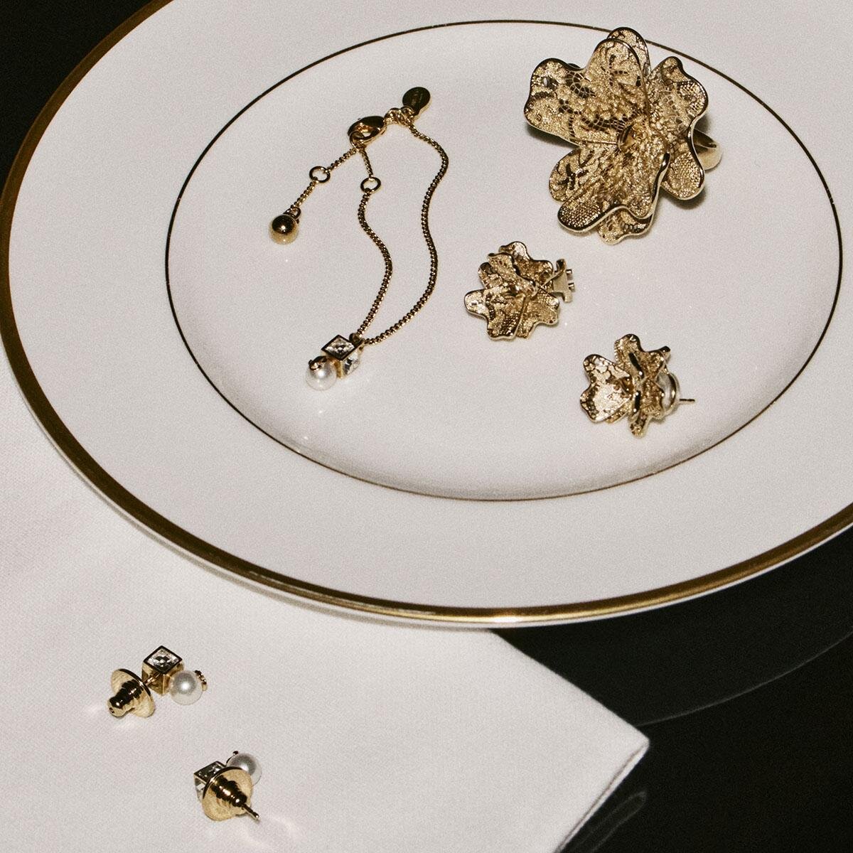 ジミー チュウ“まるで宝石”クリスタル付きサテンパンプス＆バッグ、花型ジュエリーも｜写真18