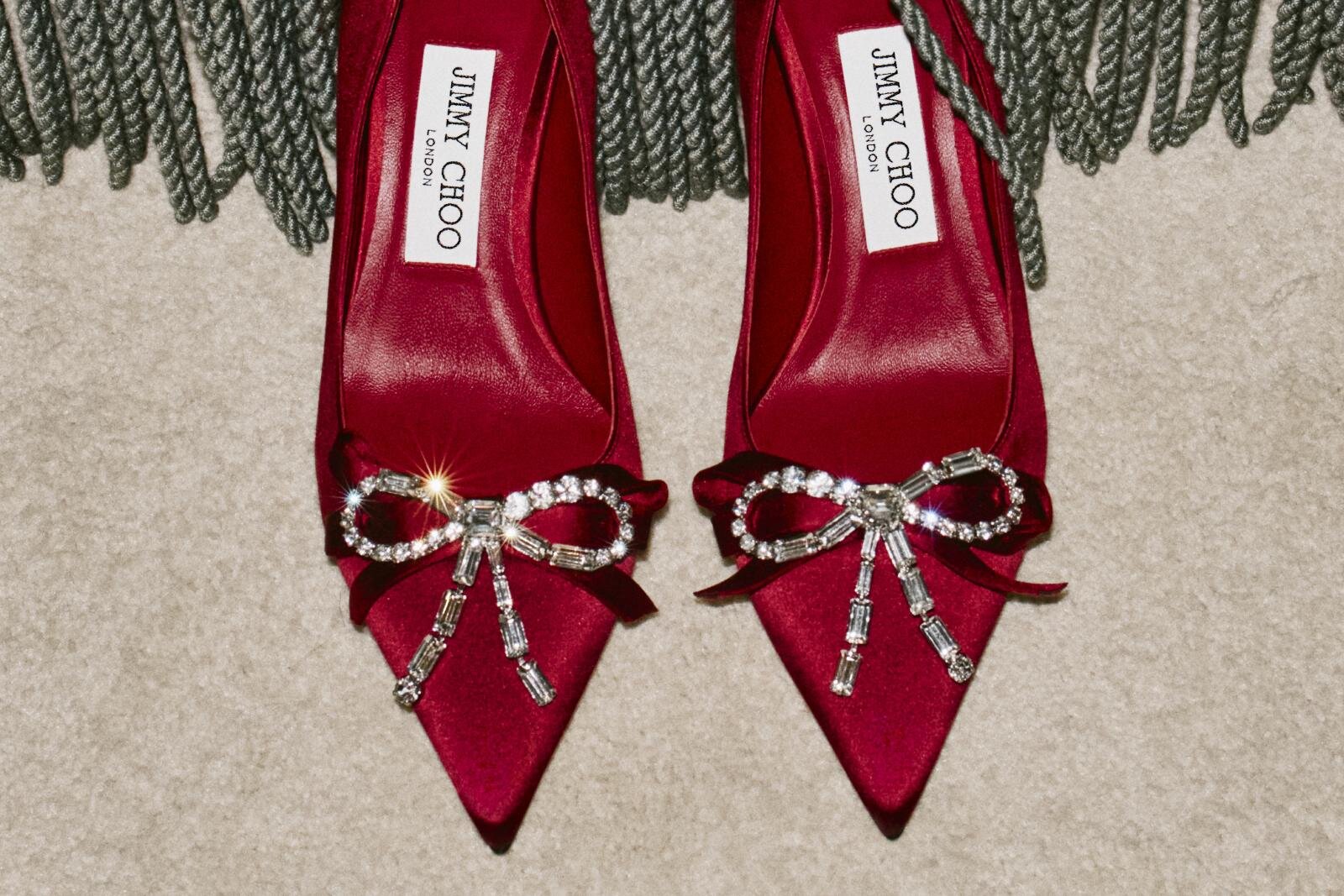 ジミー チュウ“まるで宝石”クリスタル付きサテンパンプス＆バッグ、花型ジュエリーも