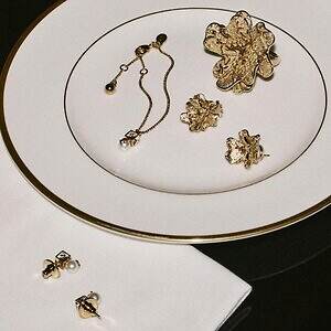 ジミー チュウ“まるで宝石”クリスタル付きサテンパンプス＆バッグ、花型ジュエリーも｜写真18