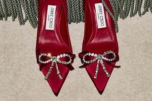 ジミー チュウ“まるで宝石”クリスタル付きサテンパンプス＆バッグ、花型ジュエリーも