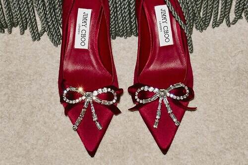 ジミー チュウ“まるで宝石”クリスタル付きサテンパンプス＆バッグ、花型ジュエリーも