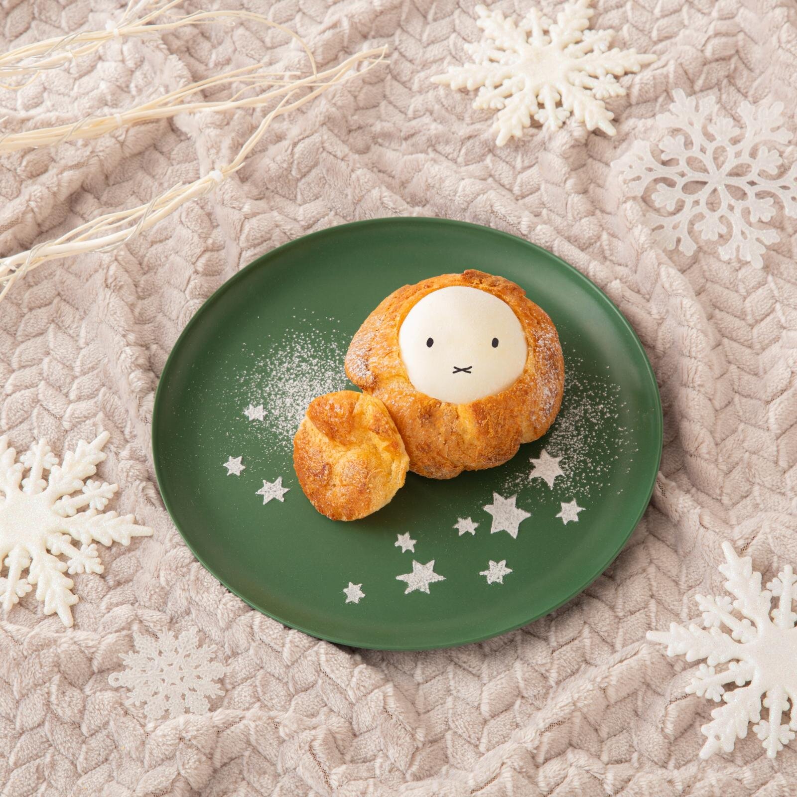 かくれんぼミッフィーのもっちシュー 1,090円