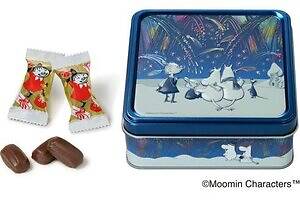 「ムーミン」が“花火”見上げるチョコクッキー缶、メリーチョコレート25年クリスマス