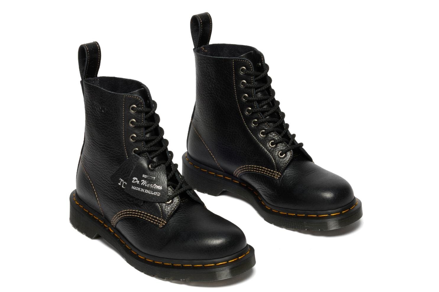 ドクターマーチンの東京限定「1460」ブーツ、“TOKYO”シルバー刺繍のレザータブ付き