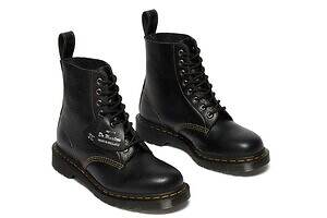 ドクターマーチンの東京限定「1460」ブーツ、“TOKYO”シルバー刺繍のレザータブ付き