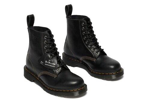 ドクターマーチンの東京限定「1460」ブーツ、“TOKYO”シルバー刺繍のレザータブ付き