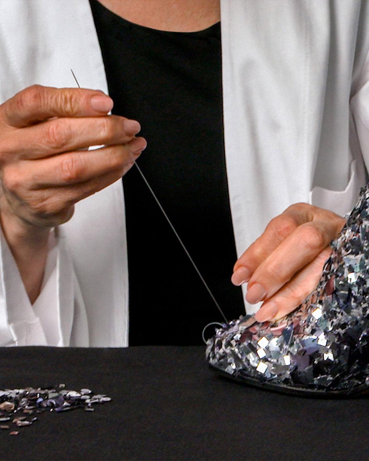 メゾン マルジェラ“立体メタリック”刺繍の「タビ」シューズ、8,000以上のビーズやスパンコールで｜写真4