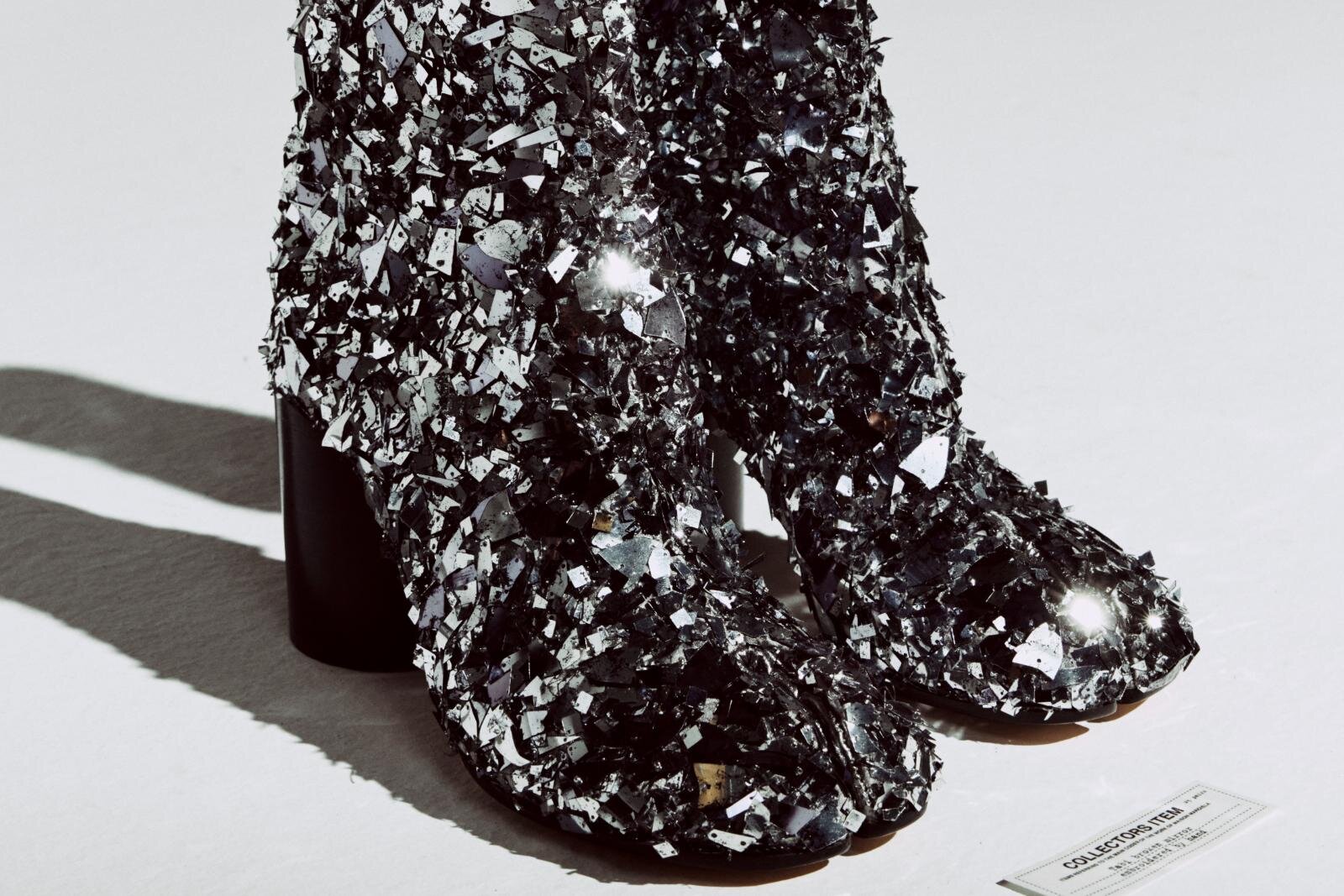 メゾン マルジェラ“立体メタリック”刺繍の「タビ」シューズ、8,000以上のビーズやスパンコールで