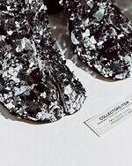 メゾン マルジェラ“立体メタリック”刺繍の「タビ」シューズ、8,000以上のビーズやスパンコールで｜写真2