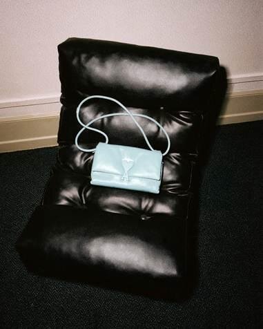 アミ パリス“パステルブルー&ピンク”のハートロゴ入りマフラー、ふんわりアルパカニットも|写真12