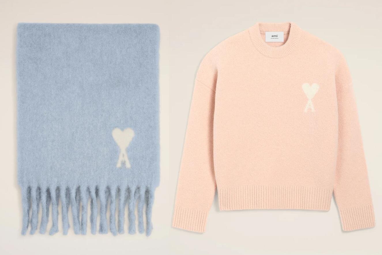 アミ パリス“パステルブルー＆ピンク”のハートロゴ入りマフラー、ふんわりアルパカニットも