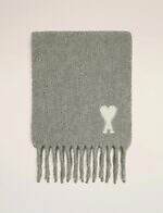 アミ パリス“パステルブルー＆ピンク”のハートロゴ入りマフラー、ふんわりアルパカニットも｜写真3