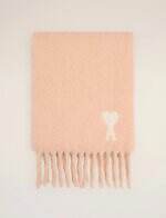 アミ パリス“パステルブルー＆ピンク”のハートロゴ入りマフラー、ふんわりアルパカニットも｜写真4