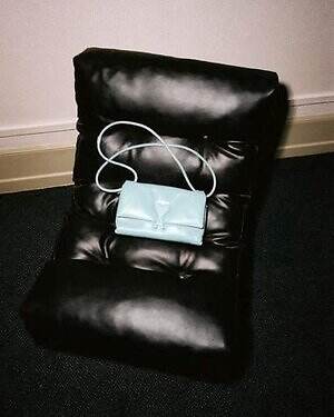 アミ パリス“パステルブルー＆ピンク”のハートロゴ入りマフラー、ふんわりアルパカニットも｜写真12