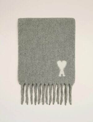 アミ パリス“パステルブルー＆ピンク”のハートロゴ入りマフラー、ふんわりアルパカニットも｜写真3