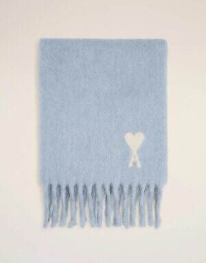 アミ パリス“パステルブルー＆ピンク”のハートロゴ入りマフラー、ふんわりアルパカニットも｜写真1