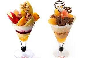 タカノフルーツパーラー「秋色パフェ」もみじ型のパイ＆リスのクッキー乗せパフェ