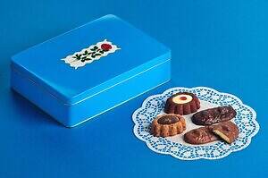 ルル メリー25年クリスマス、フラワー型焼き菓子＆ショコラサブレのスイーツ缶やリース風ショコラ｜写真1