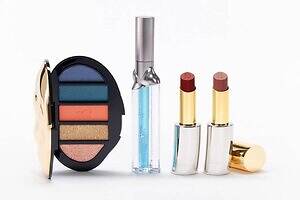 バイレード25年クリスマスコスメ、“北欧の光”着想のアイシャドウパレットやリキッドリップ