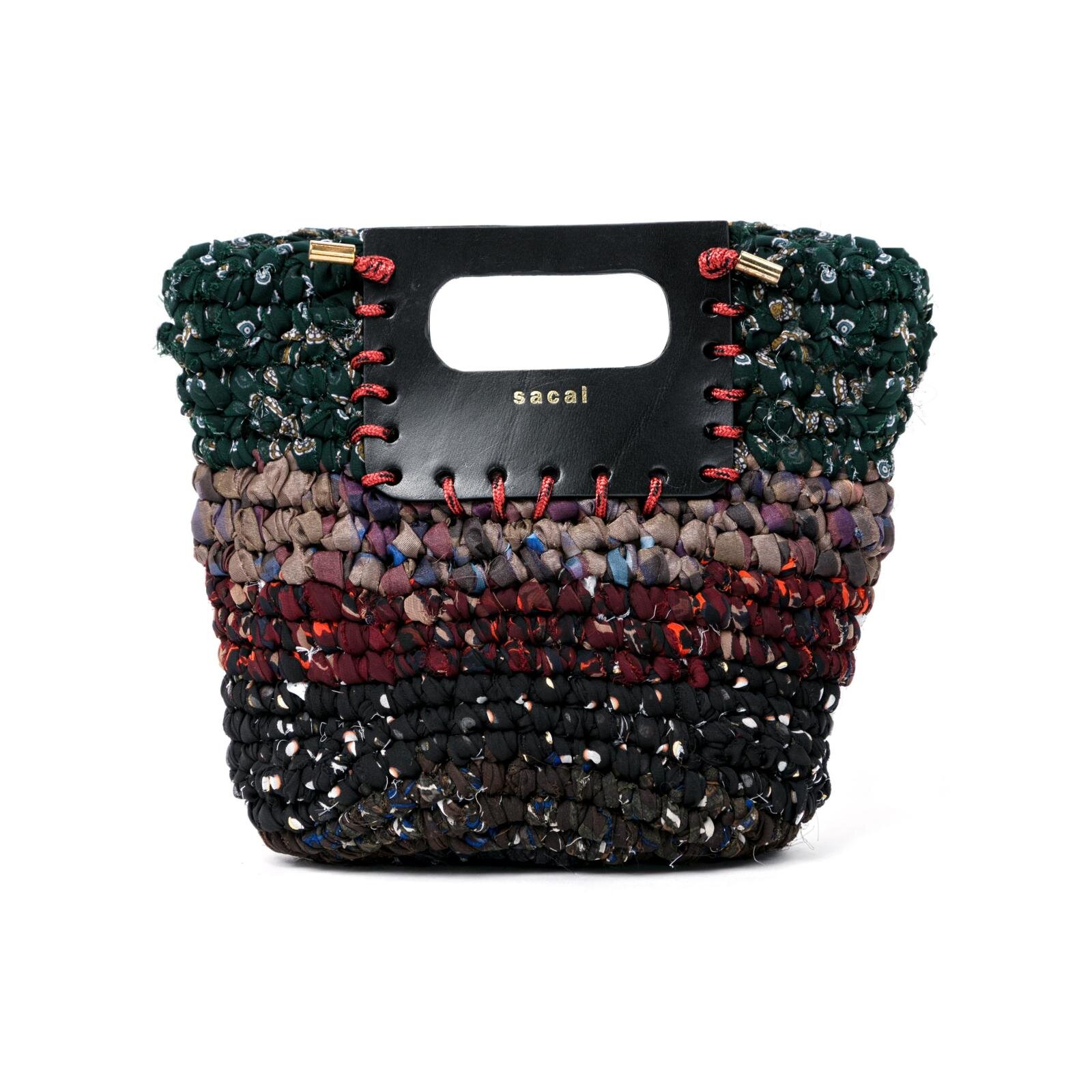 sacaiのクリスマス、スタッズ光るレザージャケットやカラフル生地を編み込んだクロシェバッグ｜写真26