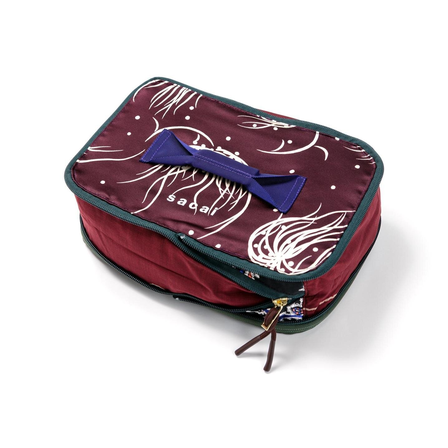 sacaiのクリスマス、スタッズ光るレザージャケットやカラフル生地を編み込んだクロシェバッグ｜写真28