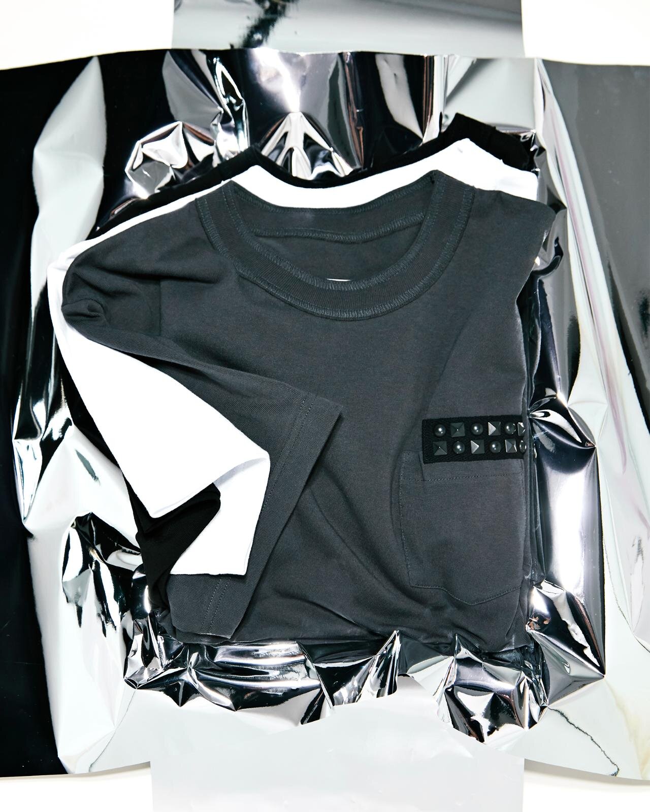 sacaiのクリスマス、スタッズ光るレザージャケットやカラフル生地を編み込んだクロシェバッグ｜写真2