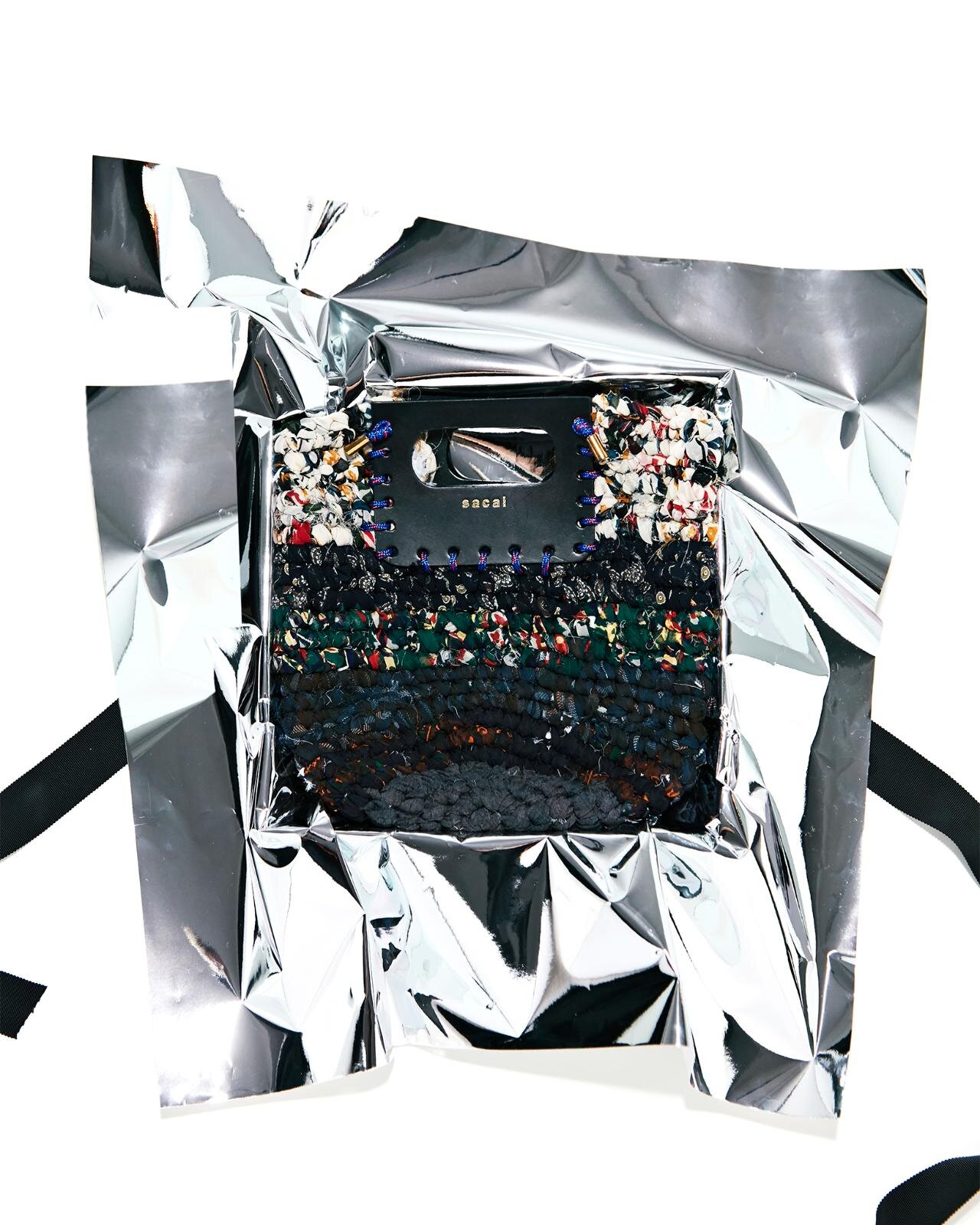 sacaiのクリスマス、スタッズ光るレザージャケットやカラフル生地を編み込んだクロシェバッグ｜写真9