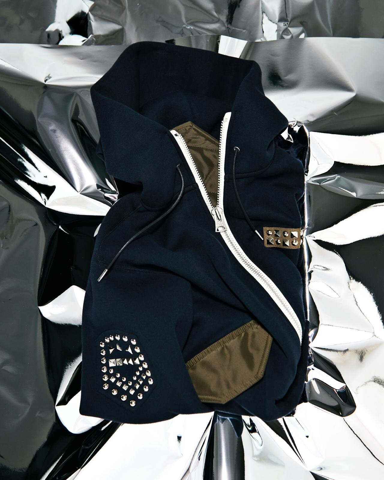 sacaiのクリスマス、スタッズ光るレザージャケットやカラフル生地を編み込んだクロシェバッグ｜写真7