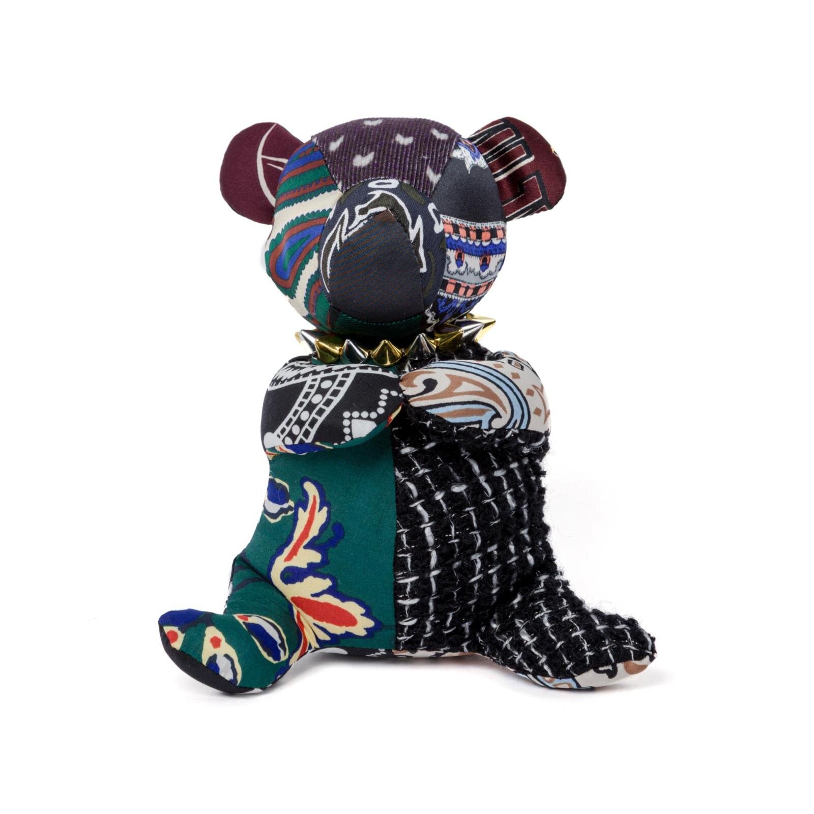 sacaiのクリスマス、スタッズ光るレザージャケットやカラフル生地を編み込んだクロシェバッグ｜写真15