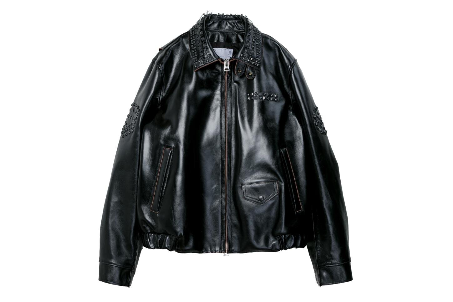 sacaiのクリスマス、スタッズ光るレザージャケットやカラフル生地を編み込んだクロシェバッグ