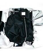 sacaiのクリスマス、スタッズ光るレザージャケットやカラフル生地を編み込んだクロシェバッグ｜写真12