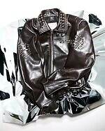 sacaiのクリスマス、スタッズ光るレザージャケットやカラフル生地を編み込んだクロシェバッグ｜写真3