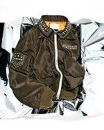 sacaiのクリスマス、スタッズ光るレザージャケットやカラフル生地を編み込んだクロシェバッグ｜写真4