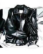 sacaiのクリスマス、スタッズ光るレザージャケットやカラフル生地を編み込んだクロシェバッグ｜写真1