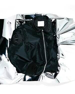 sacaiのクリスマス、スタッズ光るレザージャケットやカラフル生地を編み込んだクロシェバッグ｜写真12