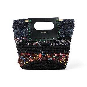 sacaiのクリスマス、スタッズ光るレザージャケットやカラフル生地を編み込んだクロシェバッグ｜写真25