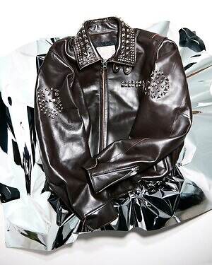 sacaiのクリスマス、スタッズ光るレザージャケットやカラフル生地を編み込んだクロシェバッグ｜写真3